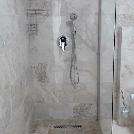 Carmel Apartment *
