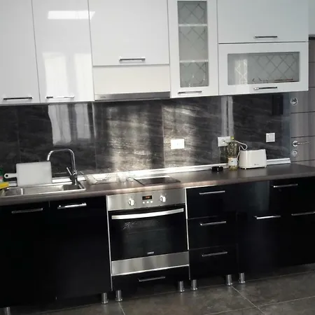 Carmel Apartment *